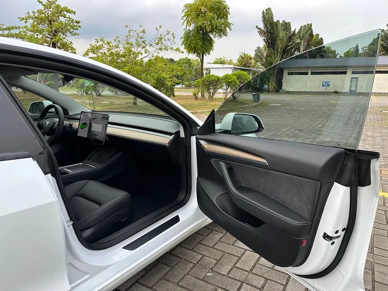 Tesla Model 3 — фото 12