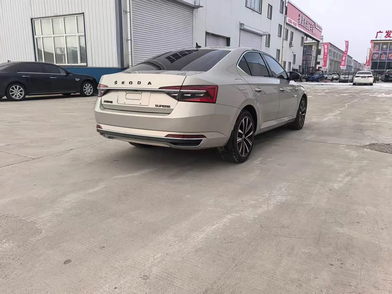 Skoda Superb — фото 7