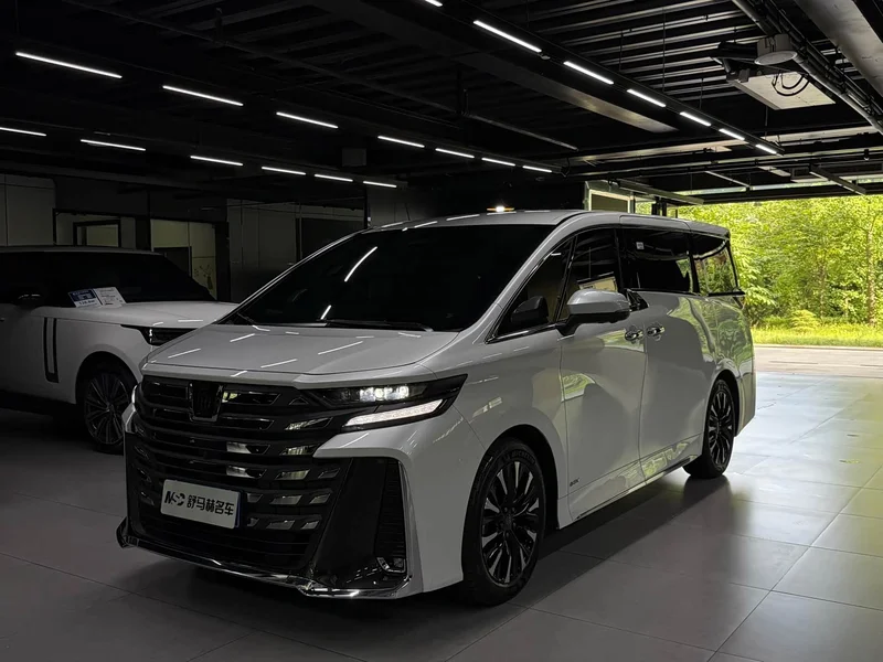 Toyota Vellfire — фото 1