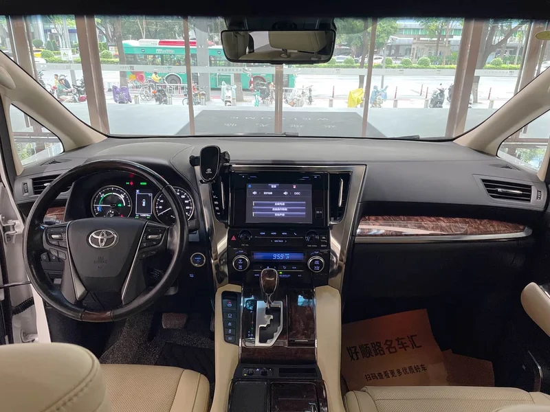 Toyota Alphard — фото 22