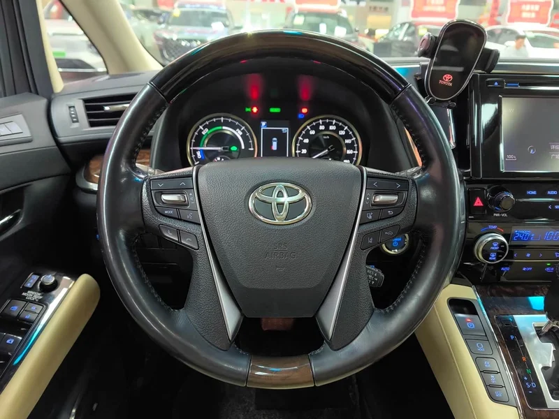 Toyota Alphard — фото 9