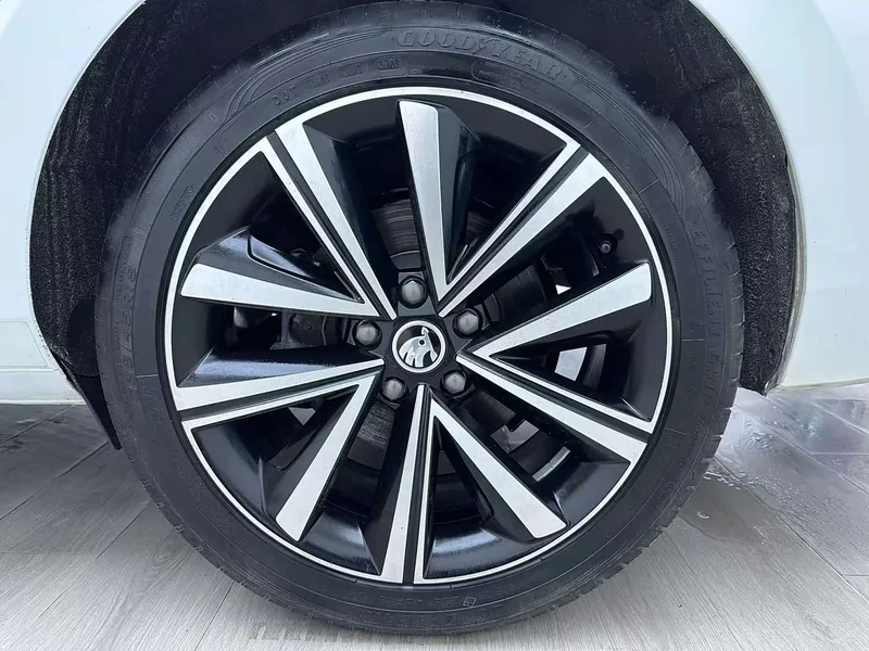 Skoda Superb — фото 19