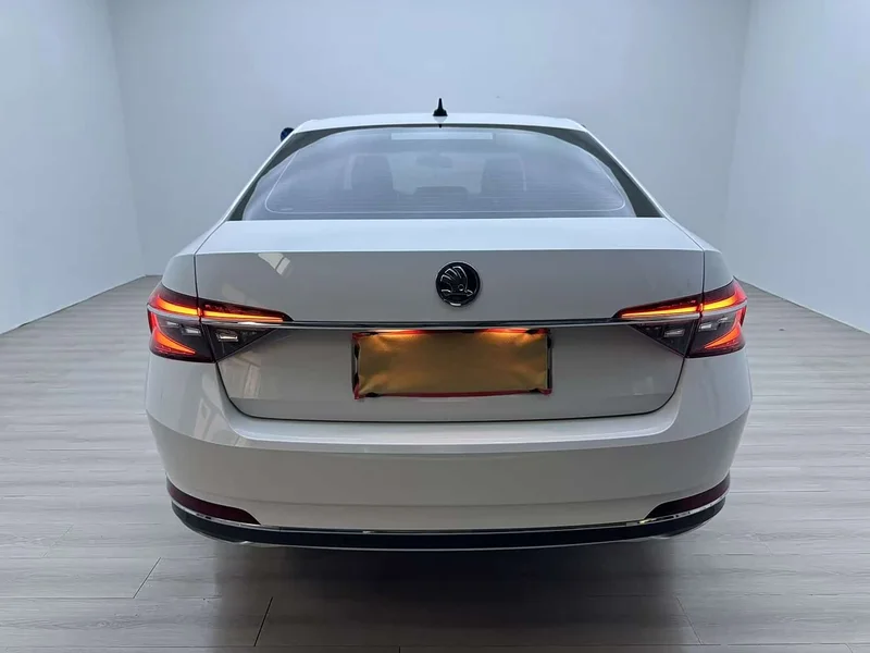 Skoda Superb — фото 21