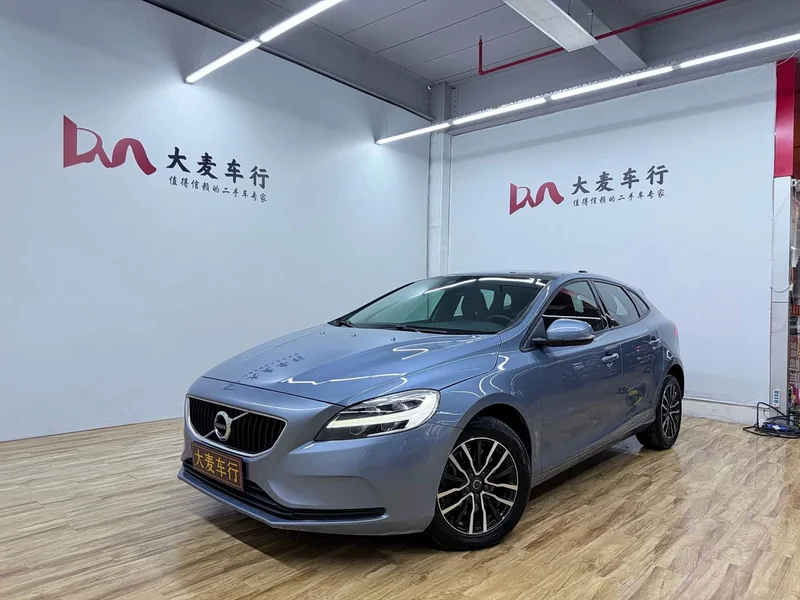 Volvo V40 — фото 1