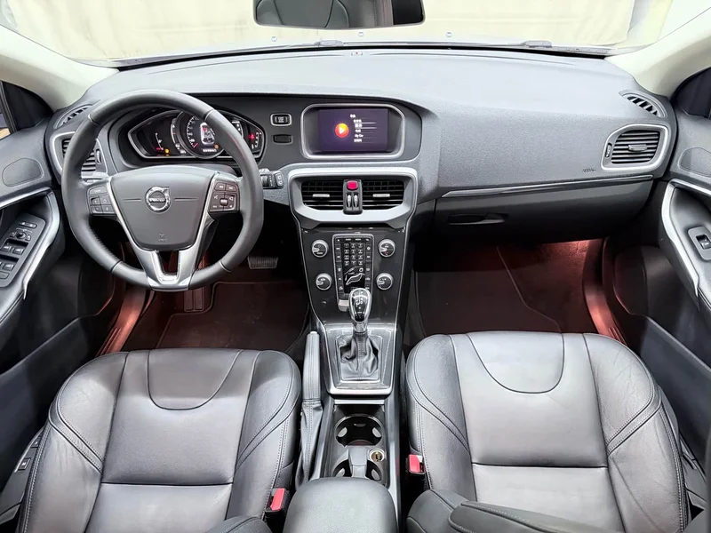 Volvo V40 — фото 10