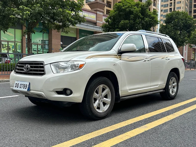Toyota Highlander — фото 1
