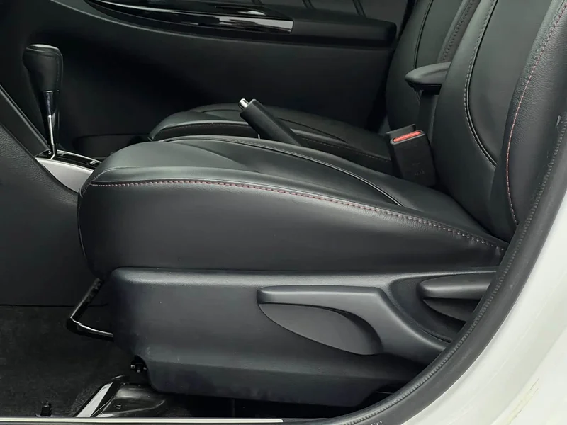 Toyota Yaris L — фото 13
