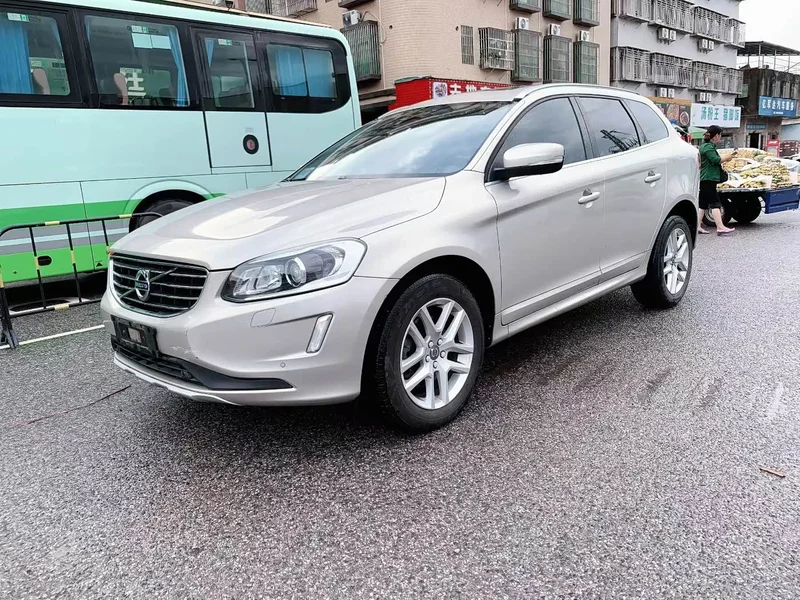 Volvo XC60 — фото 1