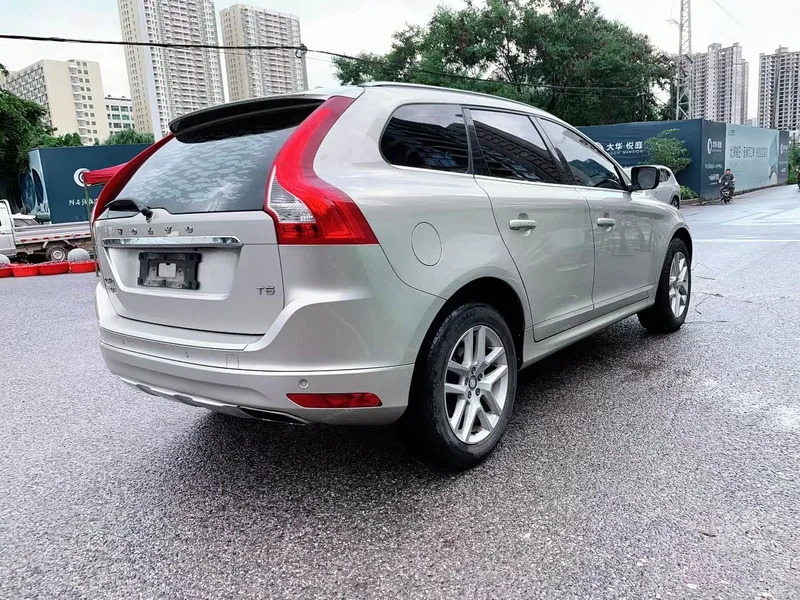 Volvo XC60 — фото 9