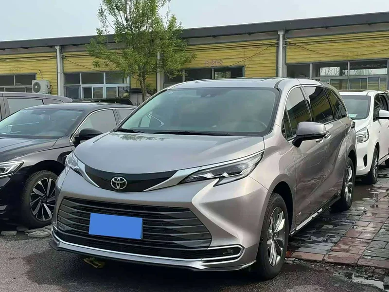 Toyota Sienna — фото 1
