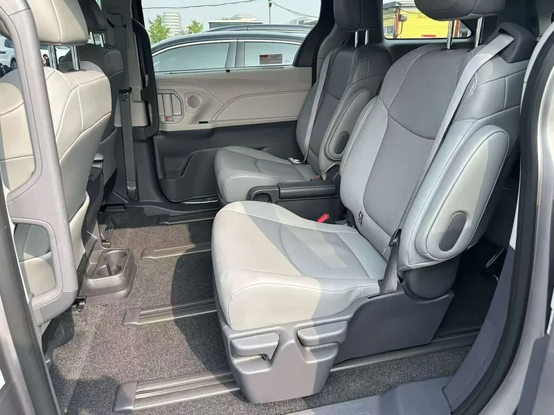 Toyota Sienna — фото 3