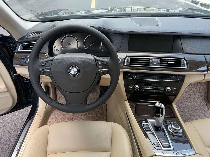 BMW 7-Series — фото 11