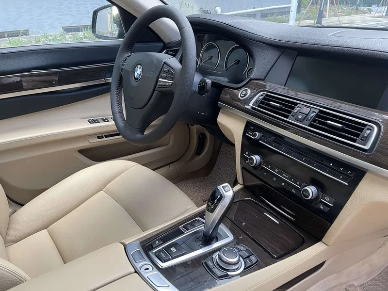 BMW 7-Series — фото 12
