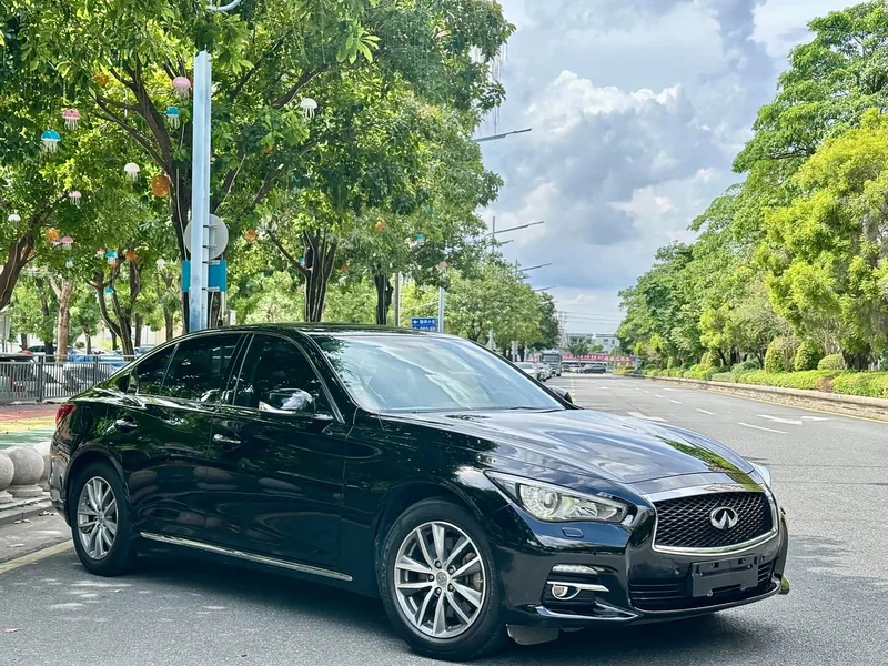 Infiniti Q50L — фото 1