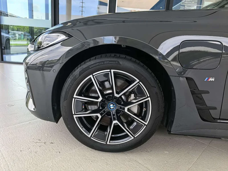 BMW i4 — фото 4