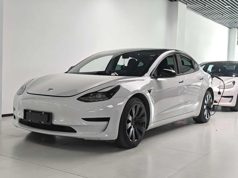 Tesla Model 3 — фото 1