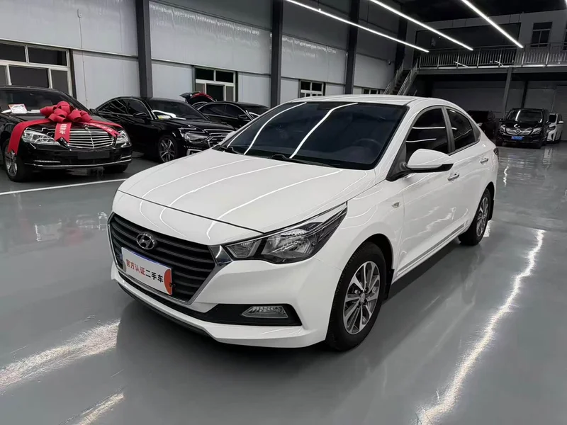 Hyundai Solaris — фото 1