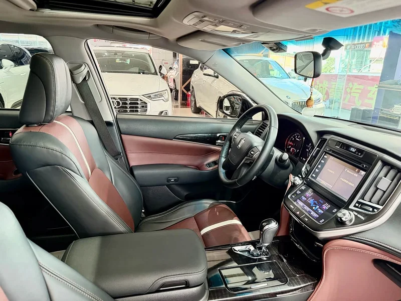 Toyota Crown — фото 11
