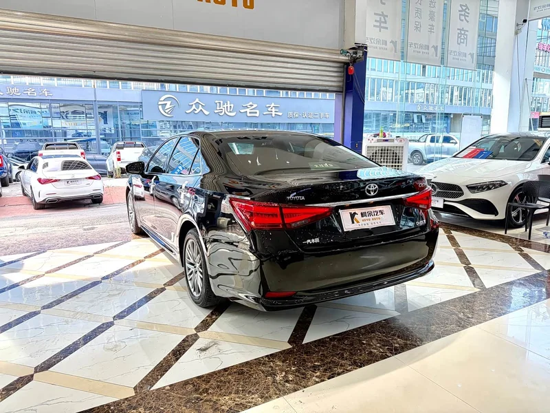 Toyota Crown — фото 13