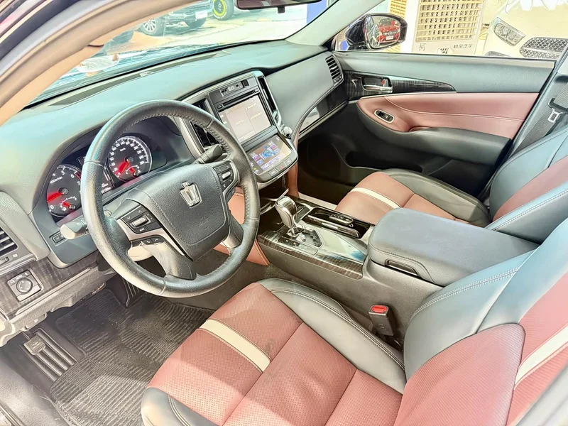 Toyota Crown — фото 6