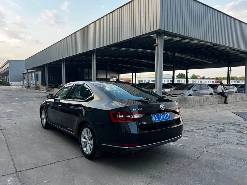 Skoda Superb — фото 14