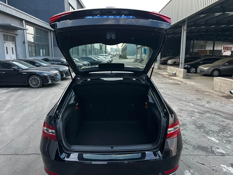 Skoda Superb — фото 10