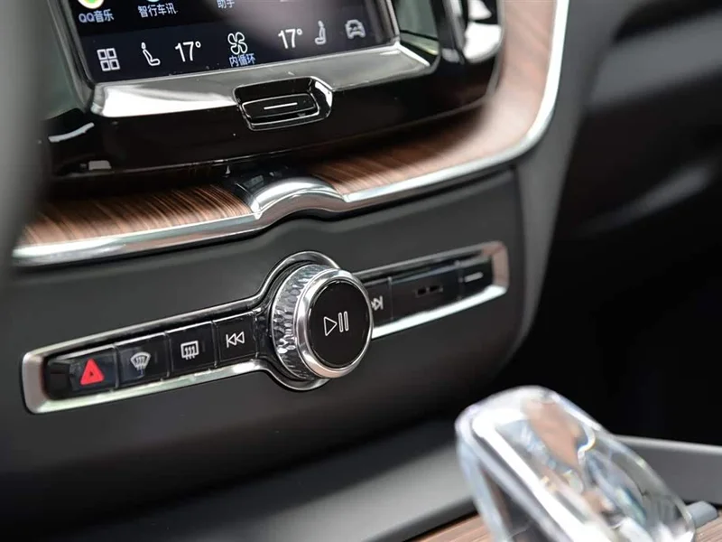 Volvo XC60 — фото 14