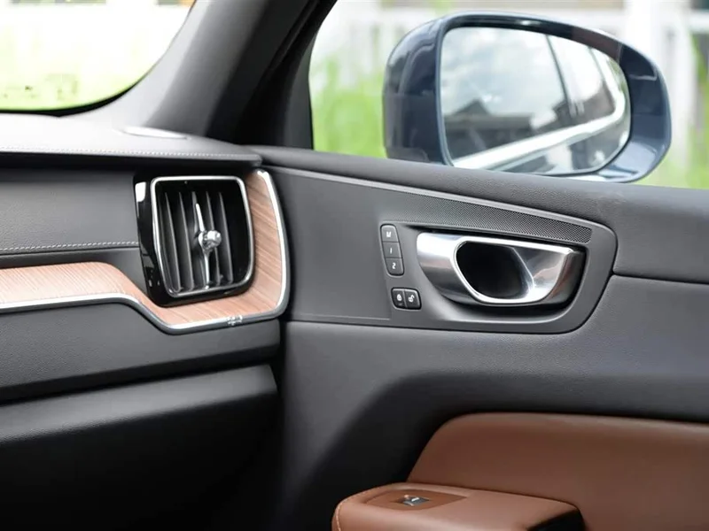 Volvo XC60 — фото 10