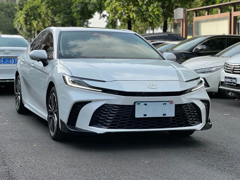 Toyota Camry — фото 1