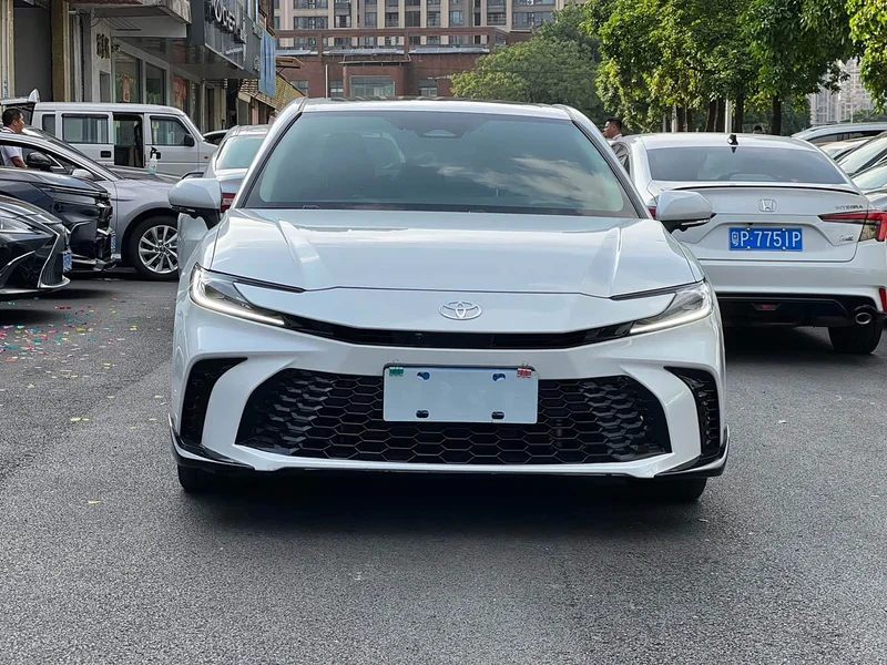 Toyota Camry — фото 2