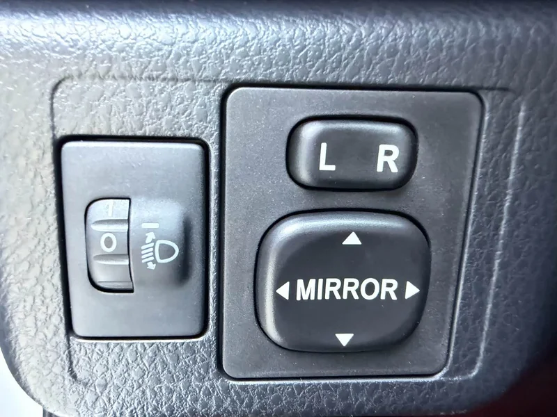 Toyota Yaris L — фото 10
