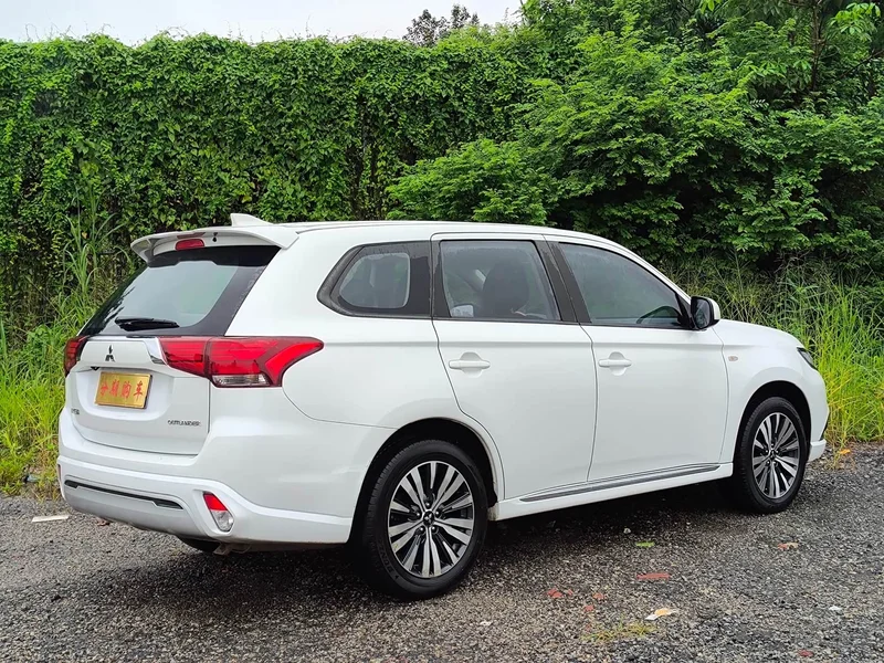 Mitsubishi Outlander — фото 5