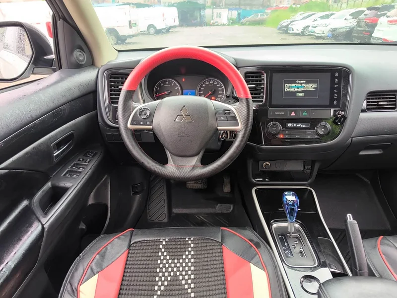 Mitsubishi Outlander — фото 9