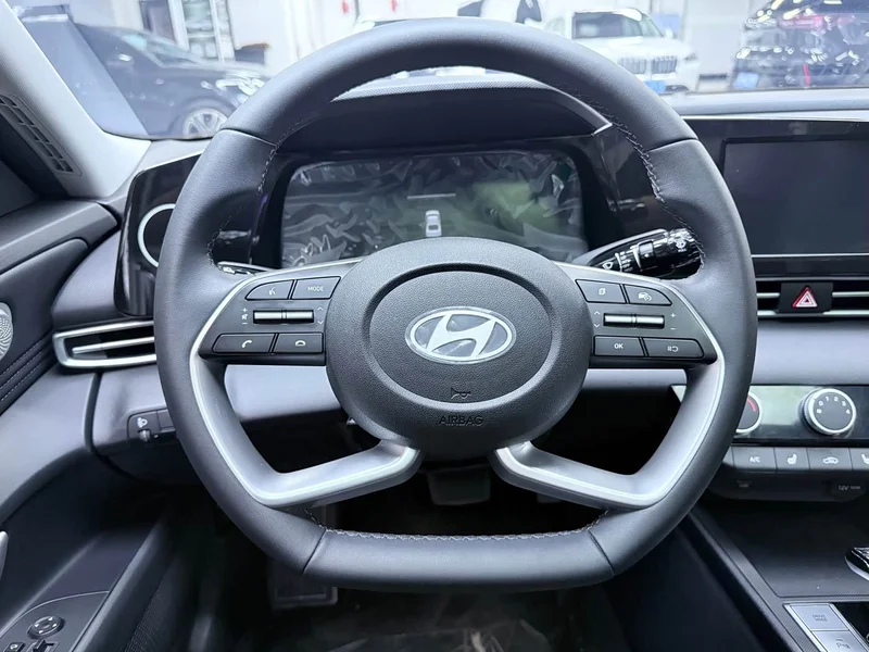 Hyundai Elantra — фото 12
