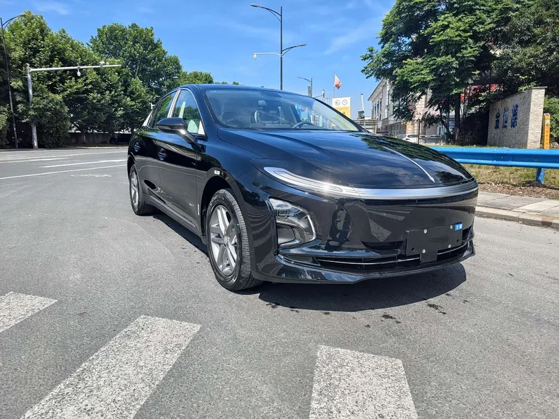 Hongqi E-QM5