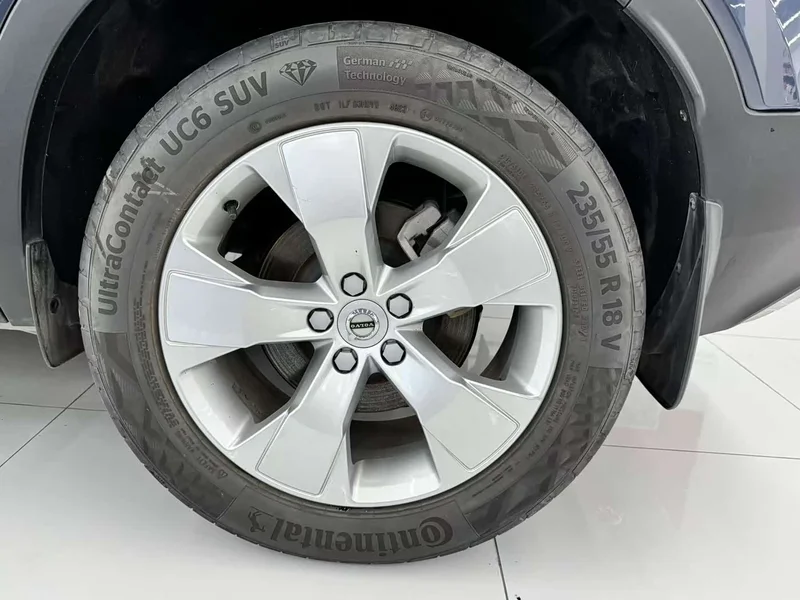 Volvo XC40 — фото 17