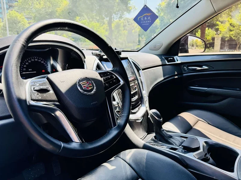 Cadillac SRX — фото 12