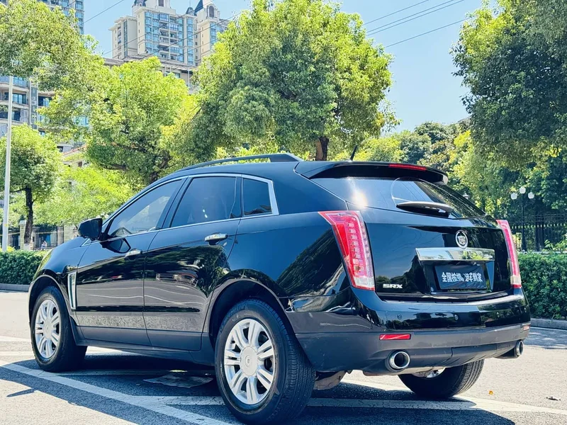 Cadillac SRX — фото 16