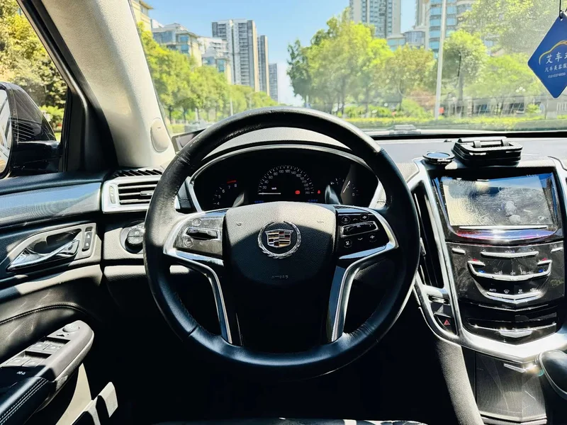 Cadillac SRX — фото 7