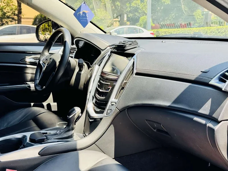 Cadillac SRX — фото 10
