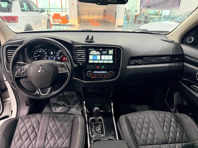 Mitsubishi Outlander — фото 12