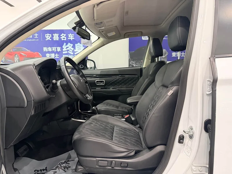 Mitsubishi Outlander — фото 15