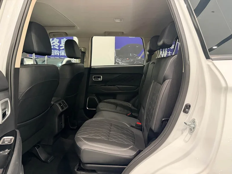 Mitsubishi Outlander — фото 16