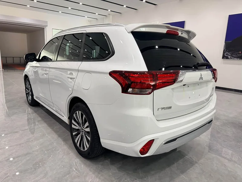 Mitsubishi Outlander — фото 4