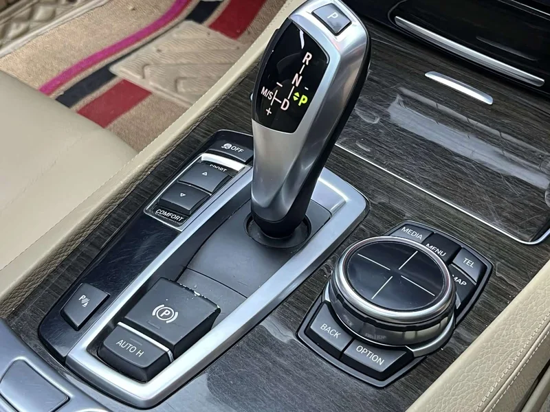 BMW 7-Series — фото 15