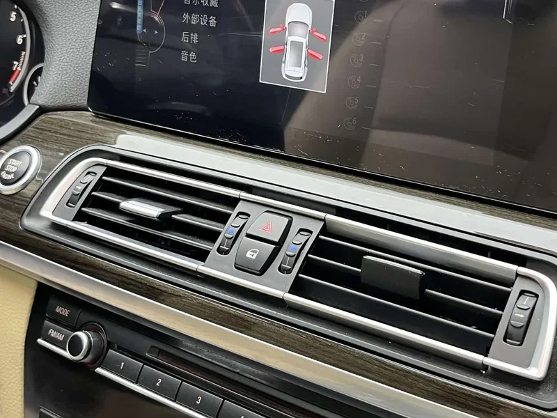 BMW 7-Series — фото 16