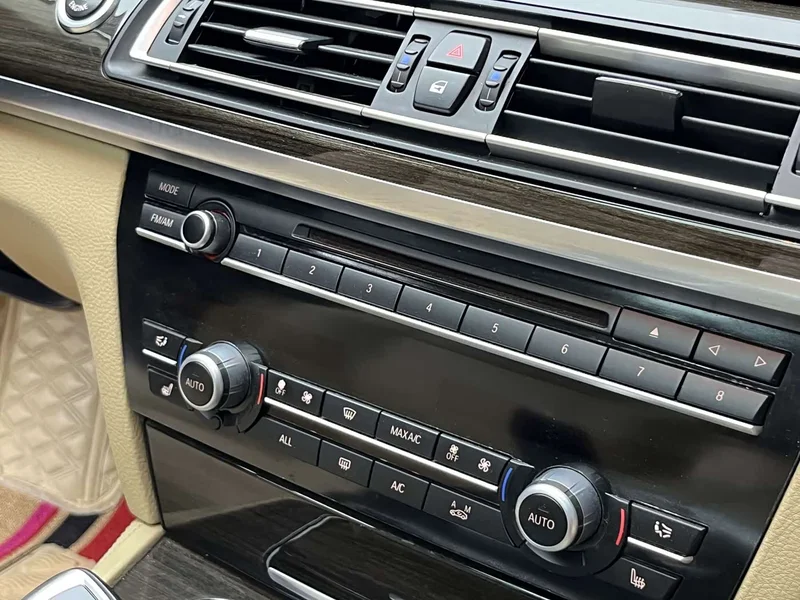 BMW 7-Series — фото 17
