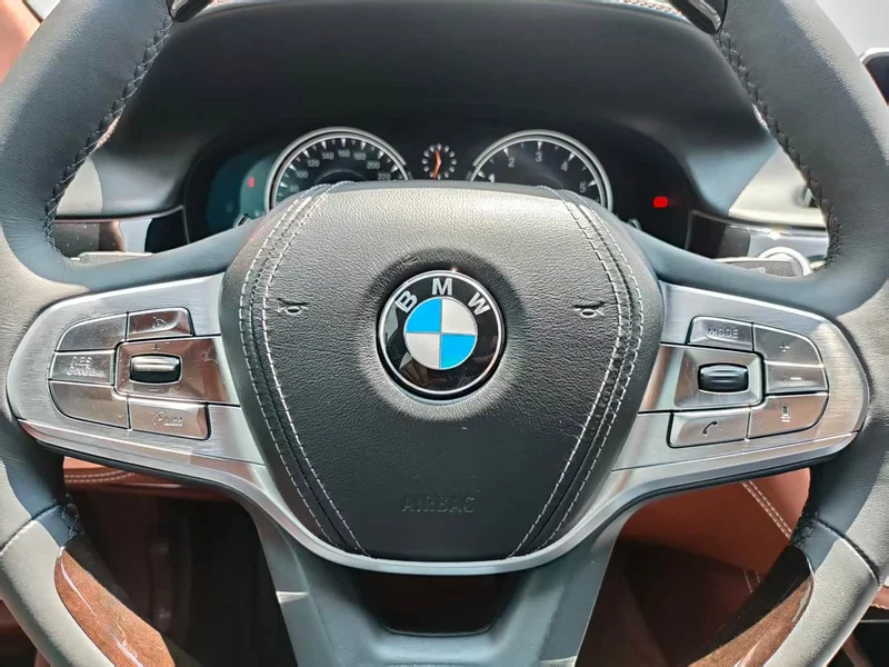 BMW 7-Series — фото 15