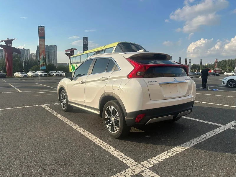 Mitsubishi Eclipse Cross — фото 8