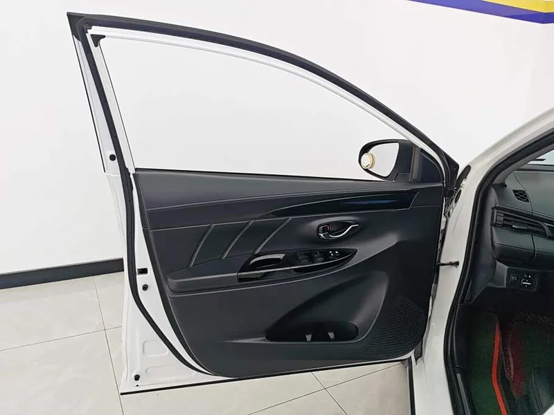 Toyota Yaris L — фото 7